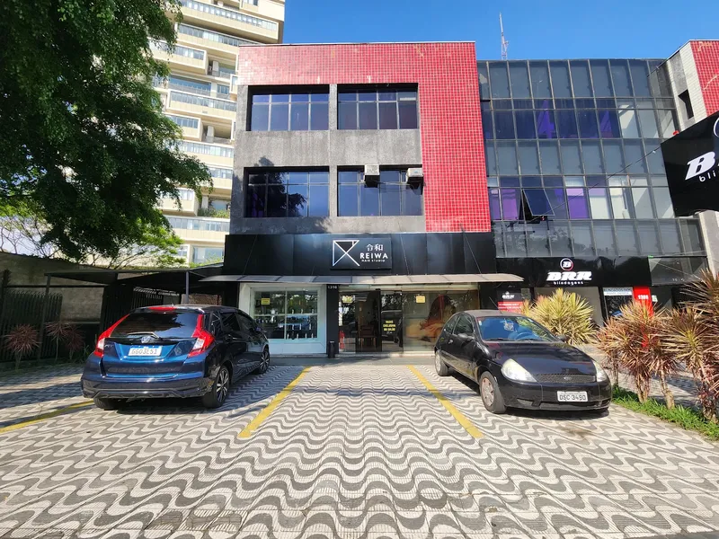 Fachada do prédio na Rua Cerro Corá, 1316, com o Studio Reiwa no térreo e vagas na frente