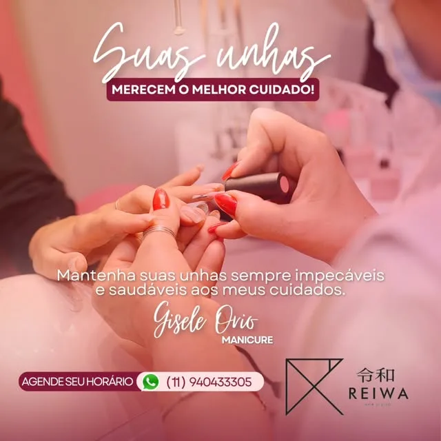 Unhas vermelhas sendo finalizadas por manicure, peça de divulgação do Studio Reiwa com o contato para agendamento